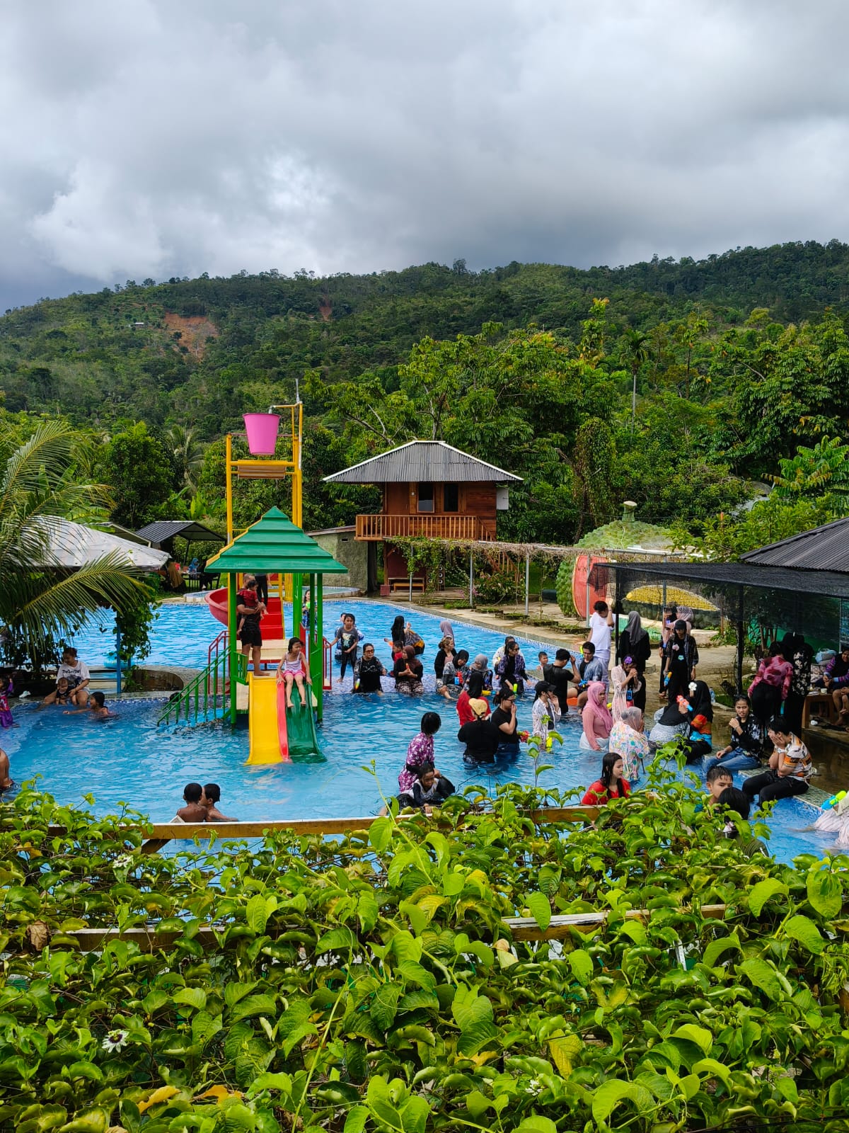 Cuaca panas terik  Wisata pemandian diserbu pengujung