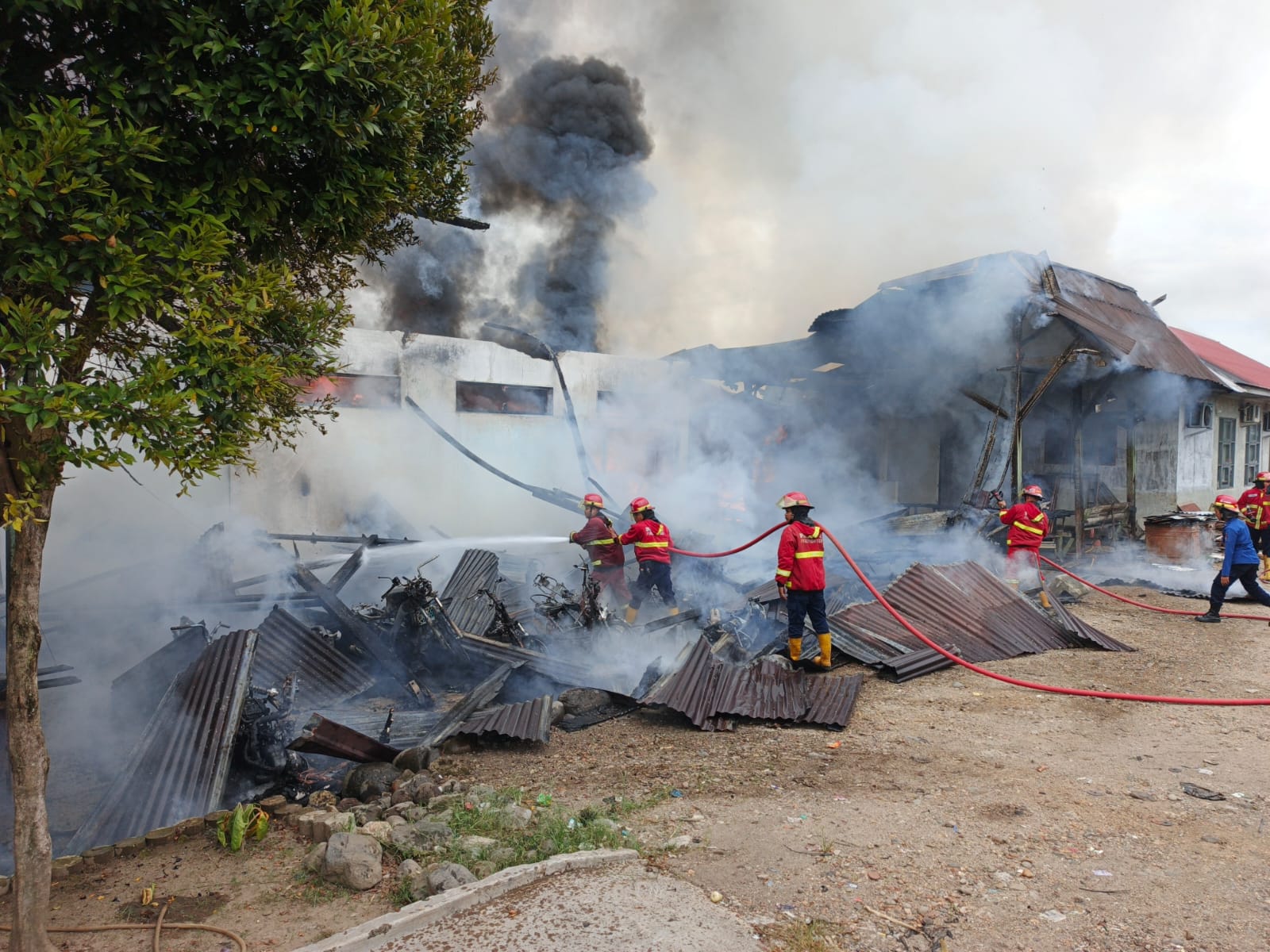 DLH Padang Bidang PSDK Terbakar, 23 Sepeda Motor Dilahap Si Jago Merah