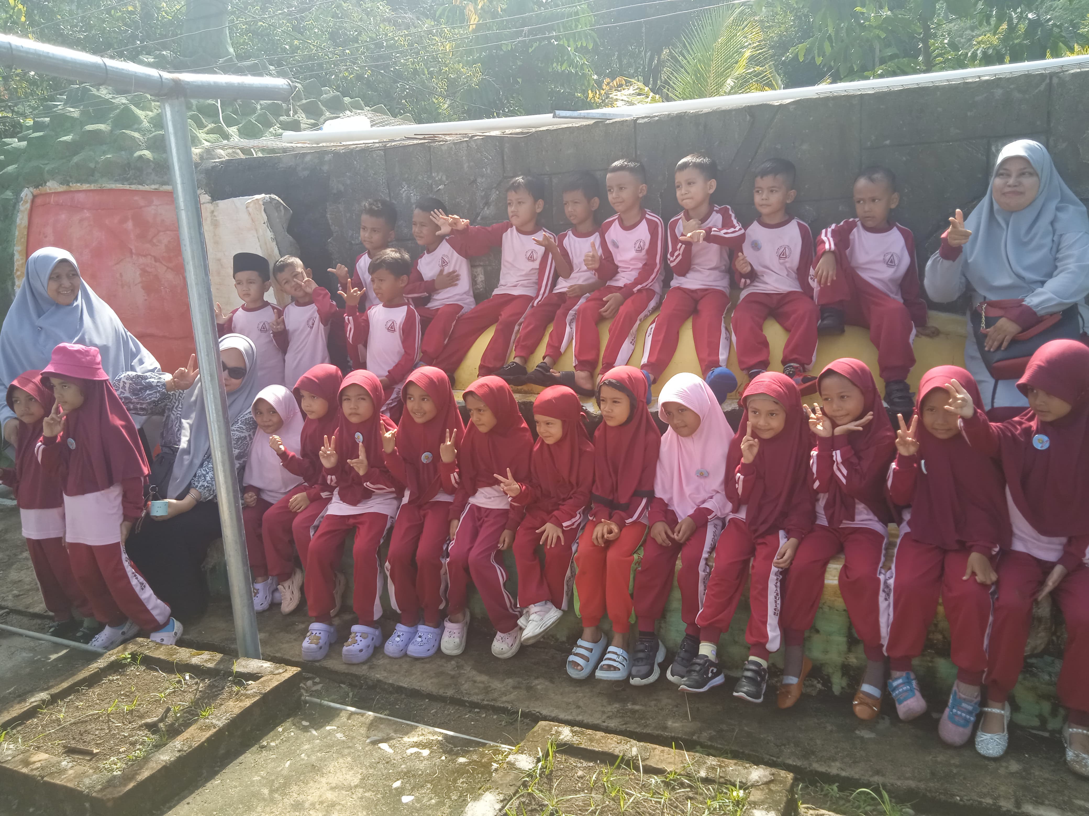 Puluhan Siswa TK Islam Daud Kholifatulah Belajar di Alam Terbuka