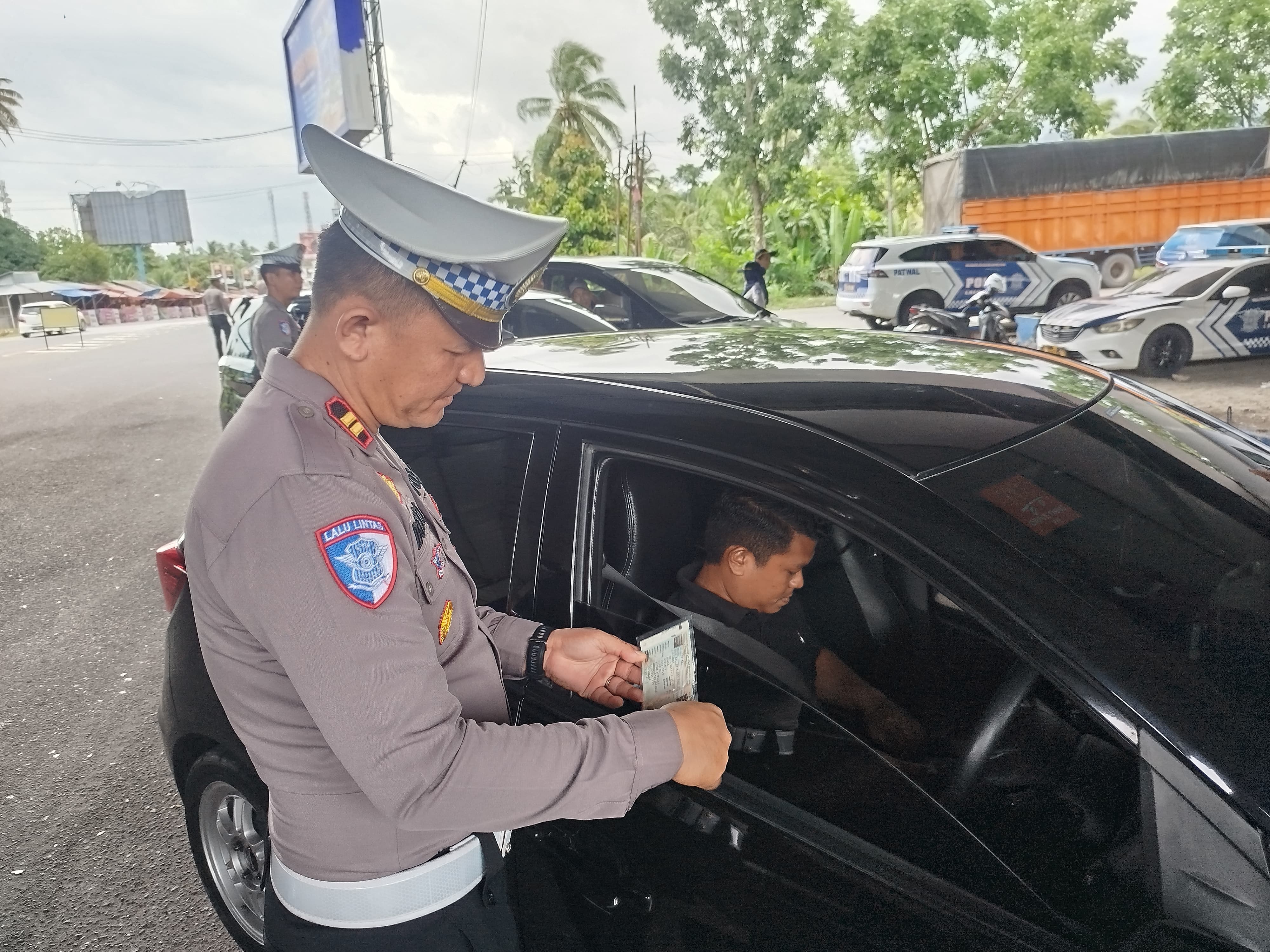 Ganggu Pengendara Lain, Kasat Lantas Polres Padang-Pariaman Himbau Pengendara Tidak Merokok Saat di Jalan