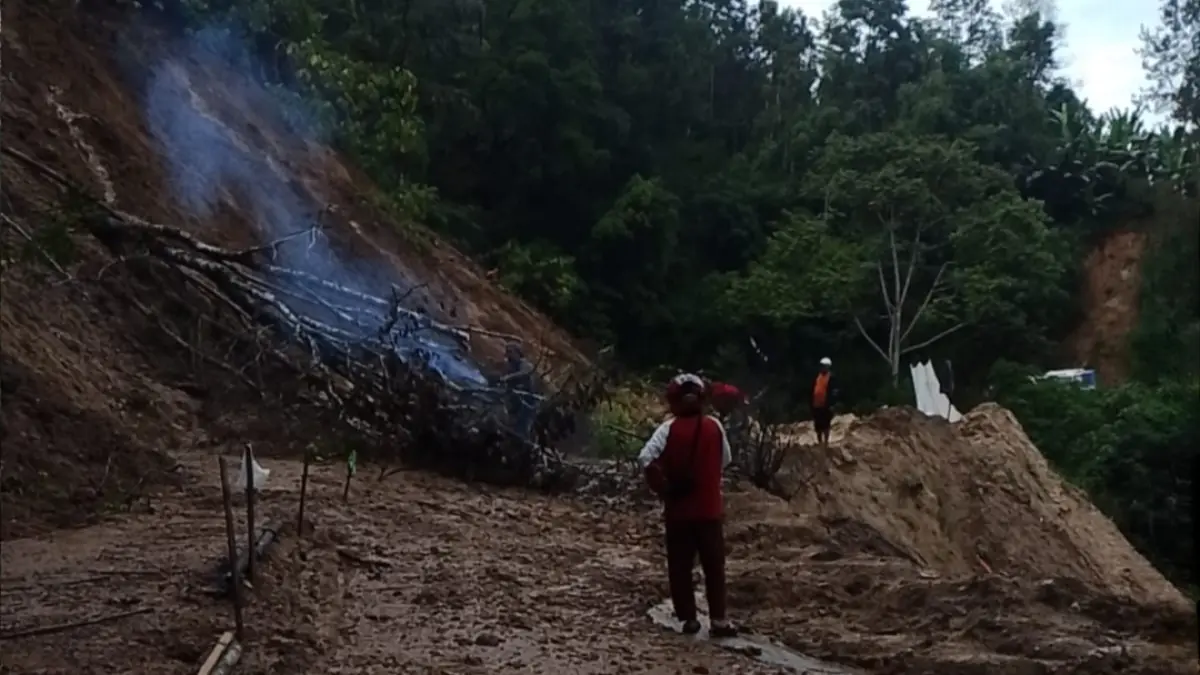 Longsor Tutup Jalur Padanglua-Maninjau di Agam, Kendaraan Tak Bisa Melintas