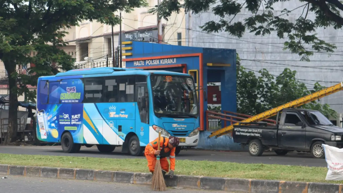 Kota Padang Tingkatkan Layanan Kebersihan, Penyapuan Jalan Kini Lebih Menyeluruh
