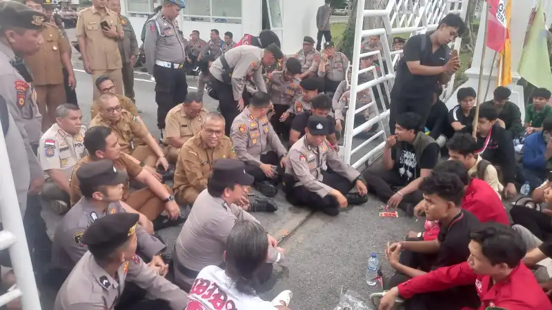 Demo Mahasiswa di Kantor Gubernur Sumbar, Sekda Gagal Hubungi Wagub Vasko