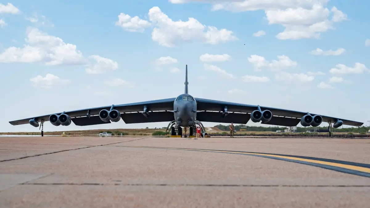 Usai Lepas Landas, Pesawat Pengebom B-52 Amerika Serikat Jatuh dan Terbakar, 8 Tewas