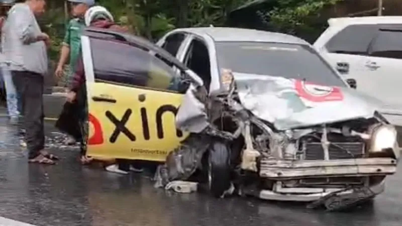 Kecelakaan di Kelok Cubadak Padang Panjang, Taksi Online Rusak Parah