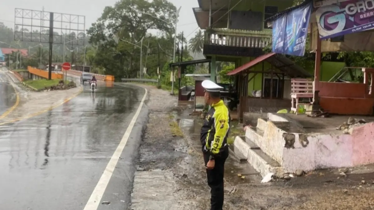 Jalan Licin Akibat Hujan, Truk Colt Diesel Hilang Kendali di Kiambang