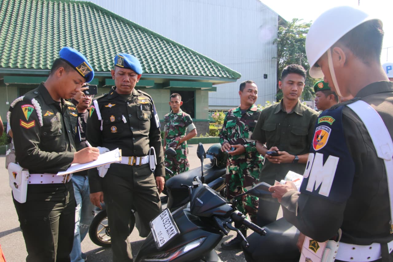 Peringati HUT ke-80 POM AD, Pomdam IBB Perkuat Disiplin Berkendara dengan Bagikan Helm