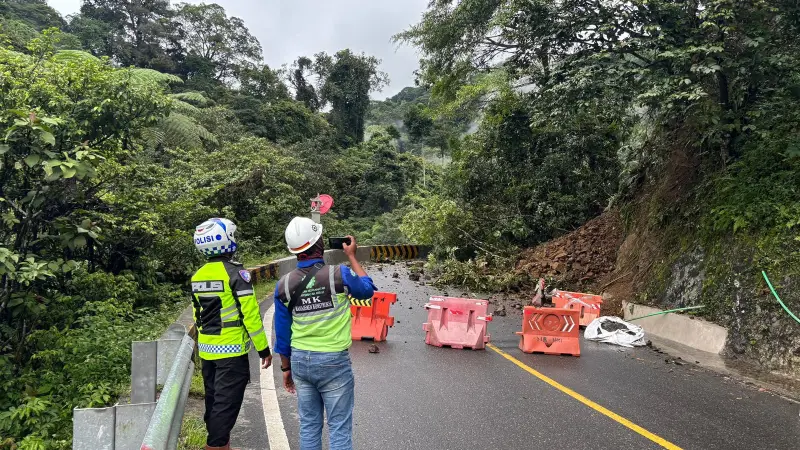 Pembersihan Longsor Lembah Anai Dimulai Malam Ini, Jalur Padang-Bukittinggi Belum Bisa Dilalui