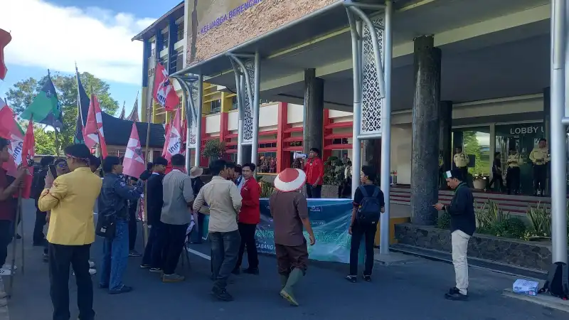 Aksi Mahasiswa di Kantor Gubernur Sumbar, Massa Pertanyakan Ketidakhadiran Mahyeldi-Vasko