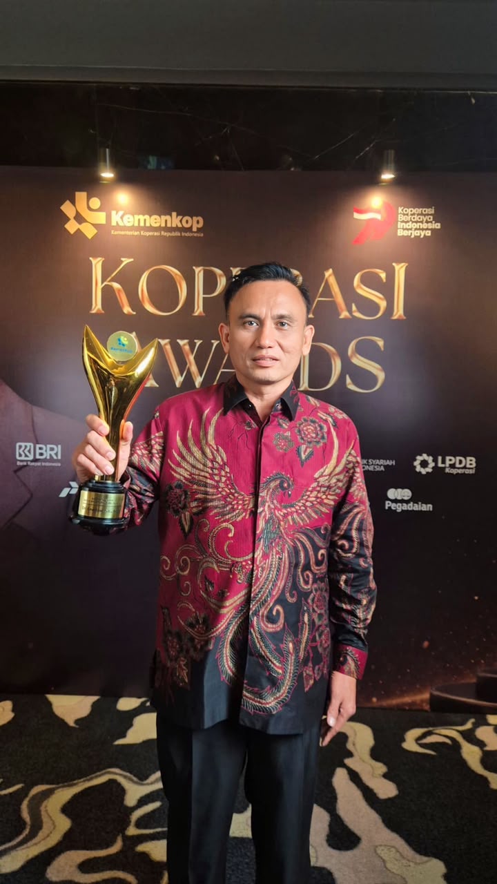 Kadis Koperasi Sumbar Raih Penghargaan dari Kementerian Koperasi