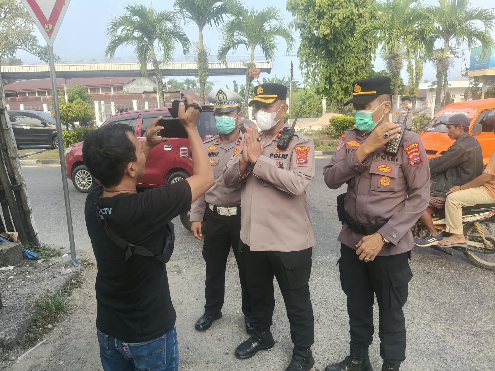 Antisipasi Kabut Asap, Polsek Koto Tangah Bagikan Ratusan Masker ke Warga
